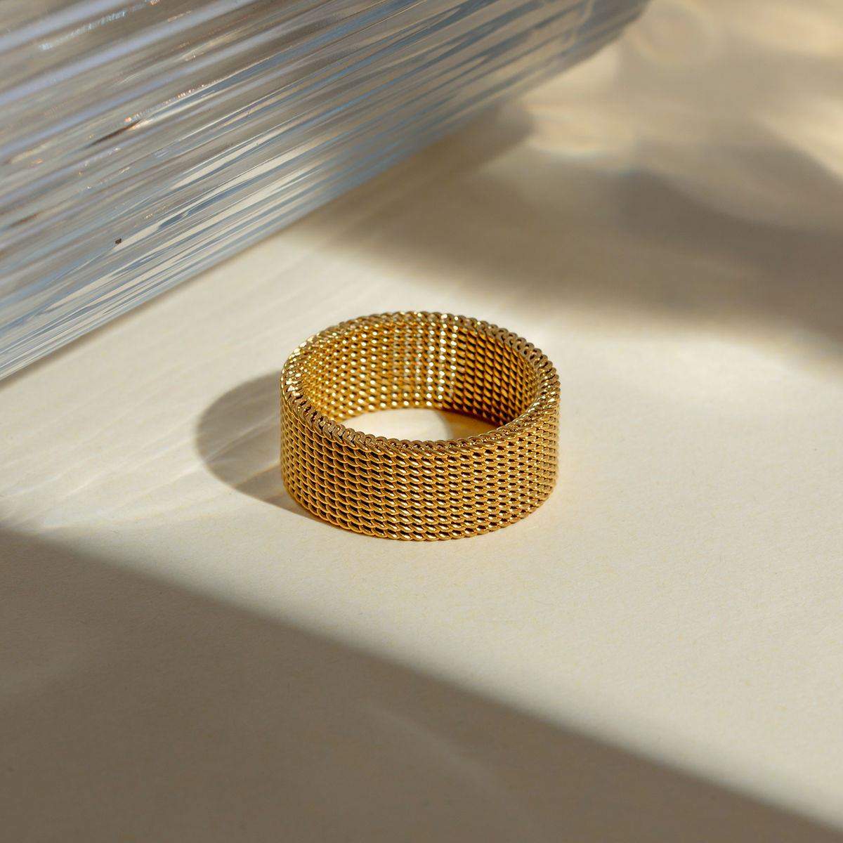 Moderní prsten Aura Mesh – lesklý zlatý design Elenys